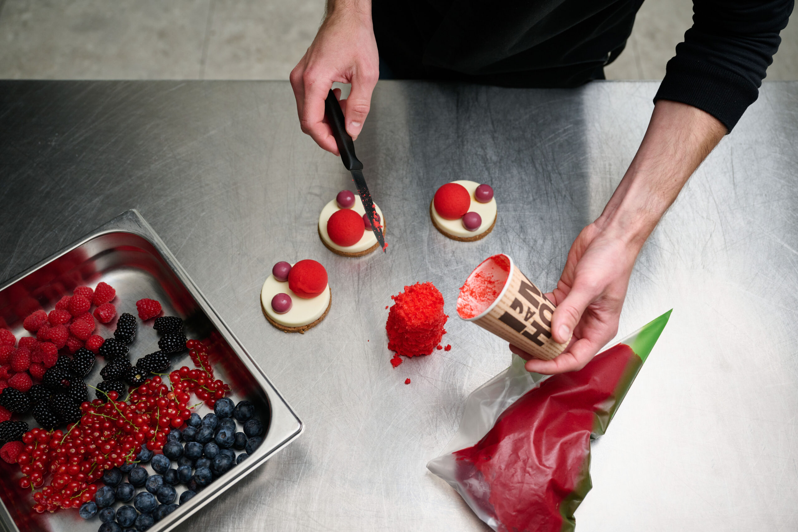 Plated Dessert red fruits - dirafruitsolutions