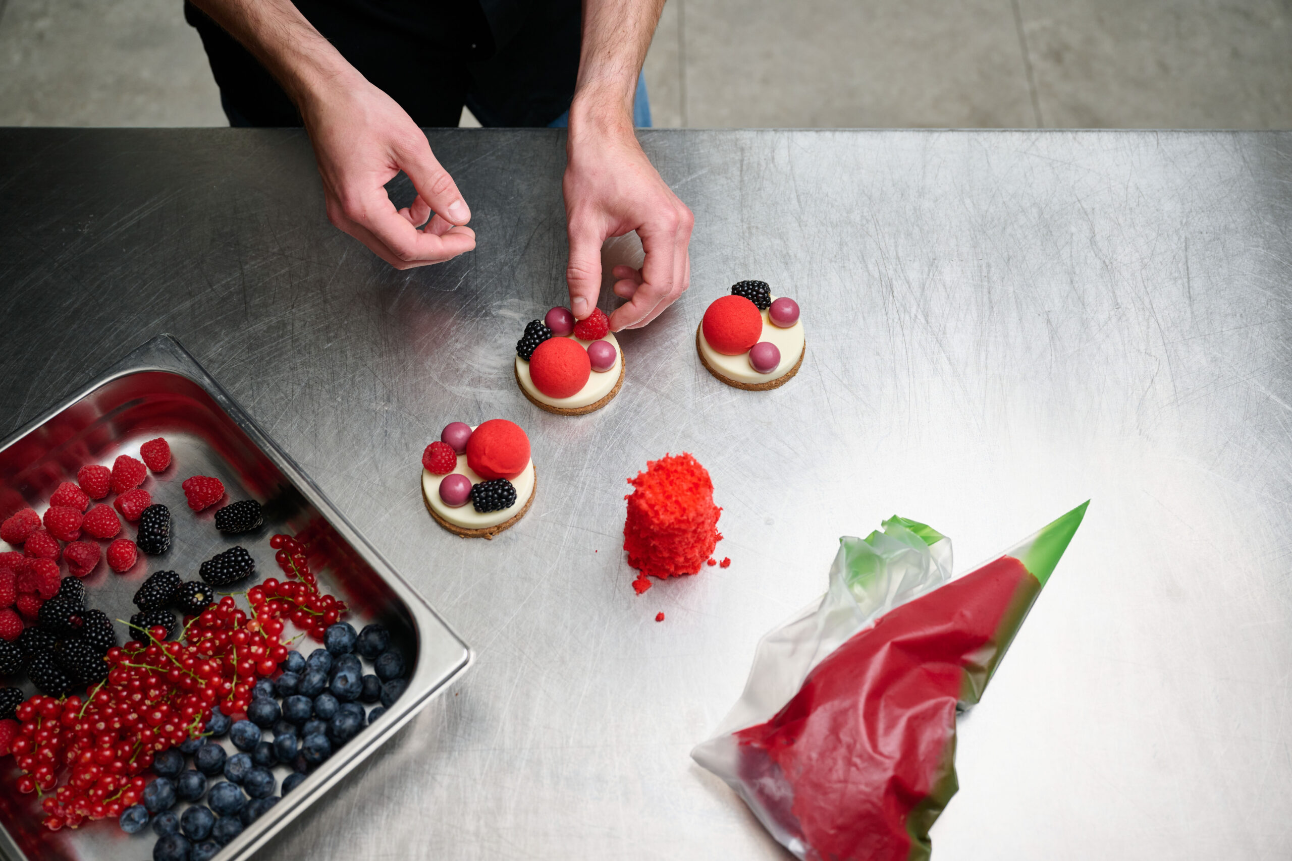 Plated Dessert red fruits - dirafruitsolutions