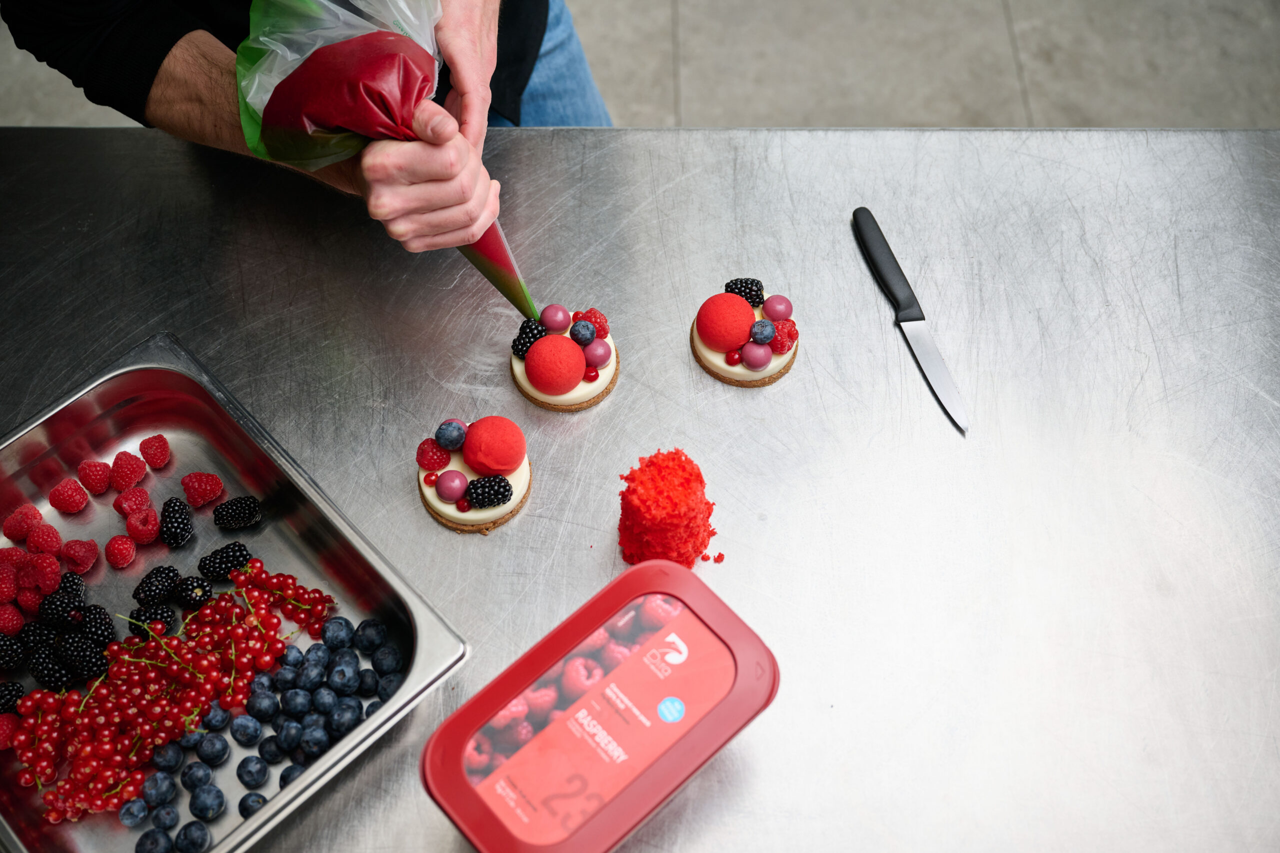 Plated Dessert red fruits - dirafruitsolutions